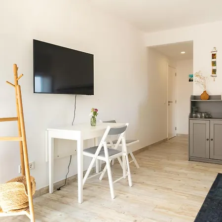 Spacious In Sunny Minutes To Appartamento *